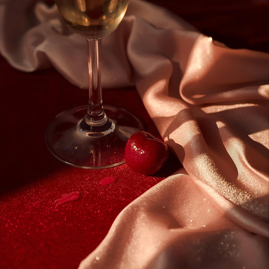 Flicker Kiss extrait de parfum — a playful reinterpretation of Tom Ford Electric Cherry. Cherry, pink pepper, jasmine, vanilla. A match strike in slow motion with red lips and vinyl glow.